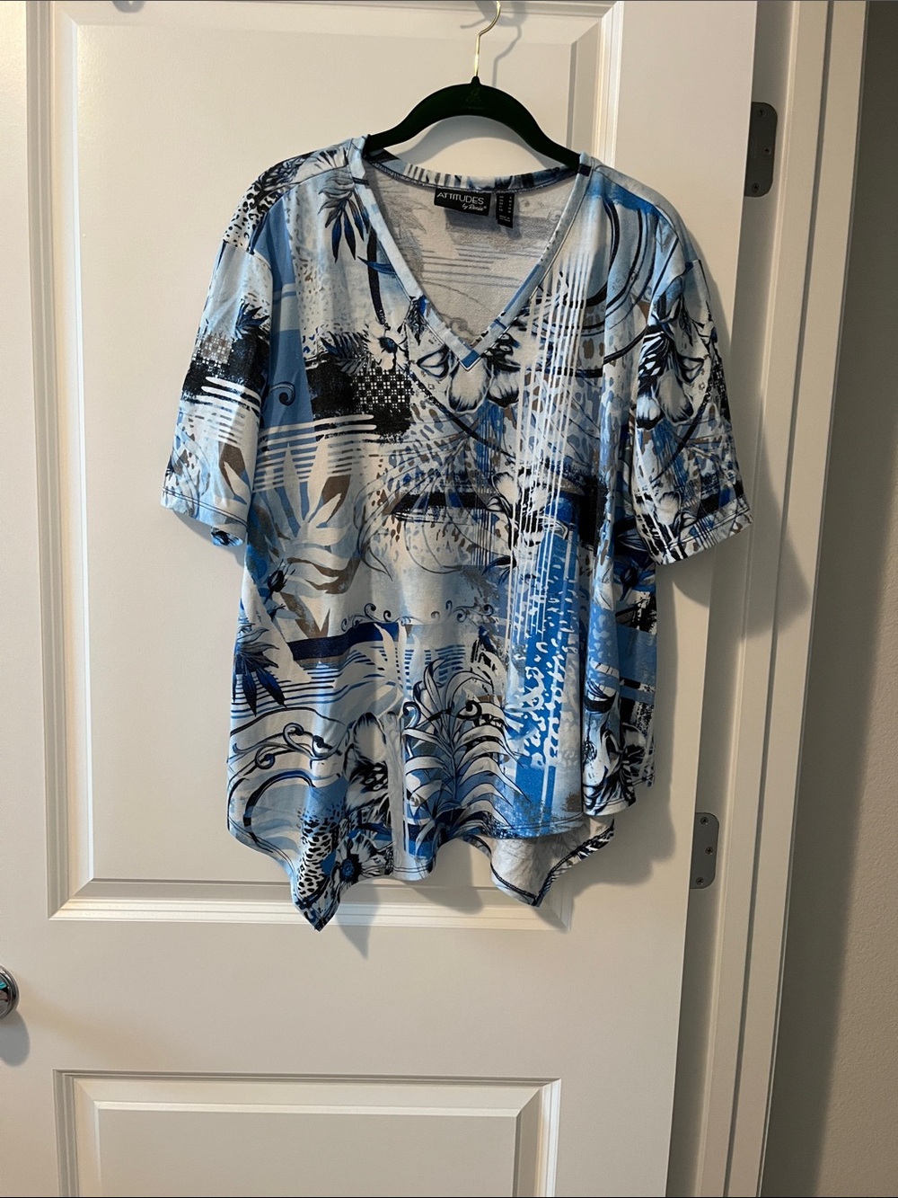 Attitudes by Renee Blue & White Abstract V-Neck Short Sleeve Top